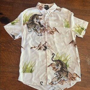 Men’s Slim Fit Guess Button Down Shirt.